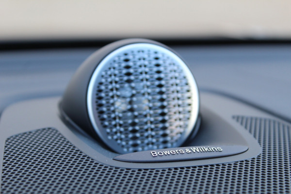 Volvo XC60 2.0 T8 Plug-in hybrid AWD Plus Dark | Facelift | Luchtvering | Massage | Bowers & Wilkins | Panoramadak
