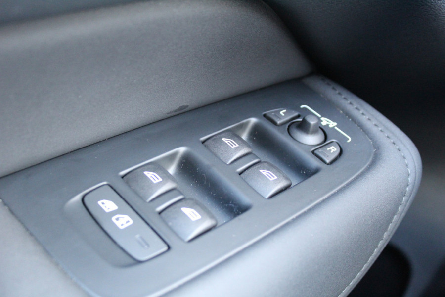 Volvo XC60 2.0 T8 Plug-in hybrid AWD Plus Dark | Facelift | Luchtvering | Massage | Bowers & Wilkins | Panoramadak