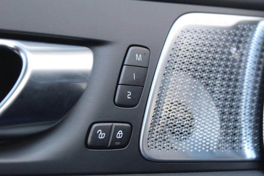Volvo XC60 2.0 T8 Plug-in hybrid AWD Plus Dark | Facelift | Luchtvering | Massage | Bowers & Wilkins | Panoramadak