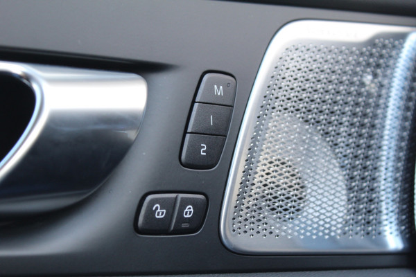 Volvo XC60 2.0 T8 Plug-in hybrid AWD Plus Dark | Facelift | Luchtvering | Massage | Bowers & Wilkins | Panoramadak