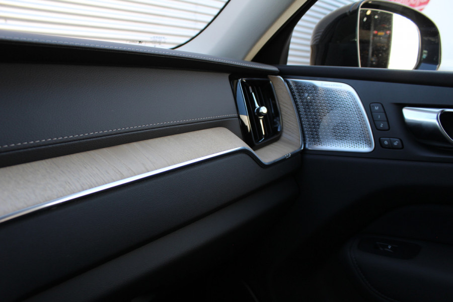 Volvo XC60 2.0 T8 Plug-in hybrid AWD Plus Dark | Facelift | Luchtvering | Massage | Bowers & Wilkins | Panoramadak