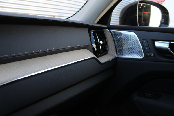 Volvo XC60 2.0 T8 Plug-in hybrid AWD Plus Dark | Facelift | Luchtvering | Massage | Bowers & Wilkins | Panoramadak