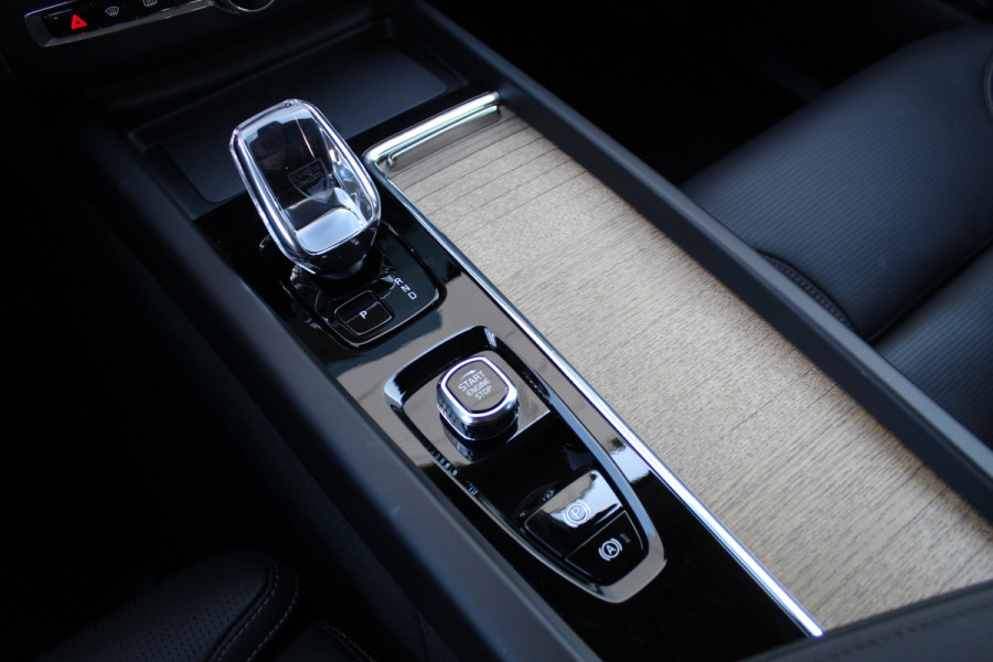 Volvo XC60 2.0 T8 Plug-in hybrid AWD Plus Dark | Facelift | Luchtvering | Massage | Bowers & Wilkins | Panoramadak