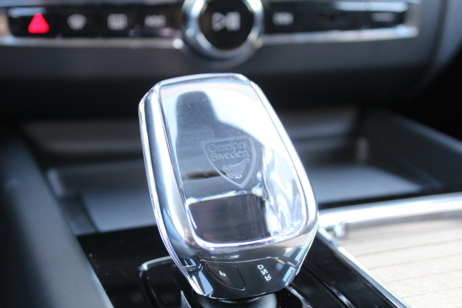 Volvo XC60 2.0 T8 Plug-in hybrid AWD Plus Dark | Facelift | Luchtvering | Massage | Bowers & Wilkins | Panoramadak