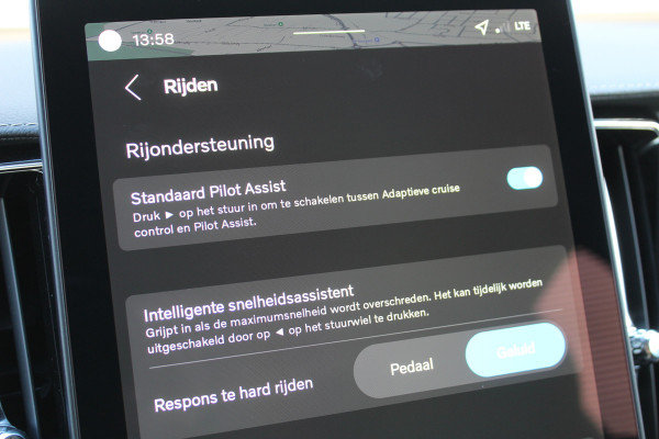 Volvo XC60 2.0 T8 Plug-in hybrid AWD Plus Dark | Facelift | Luchtvering | Massage | Bowers & Wilkins | Panoramadak
