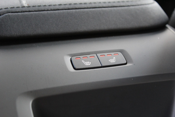 Volvo XC60 2.0 T8 Plug-in hybrid AWD Plus Dark | Facelift | Luchtvering | Massage | Bowers & Wilkins | Panoramadak