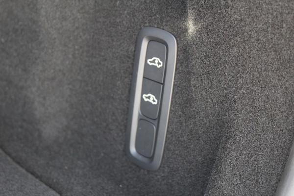 Volvo XC60 2.0 T8 Plug-in hybrid AWD Plus Dark | Facelift | Luchtvering | Massage | Bowers & Wilkins | Panoramadak