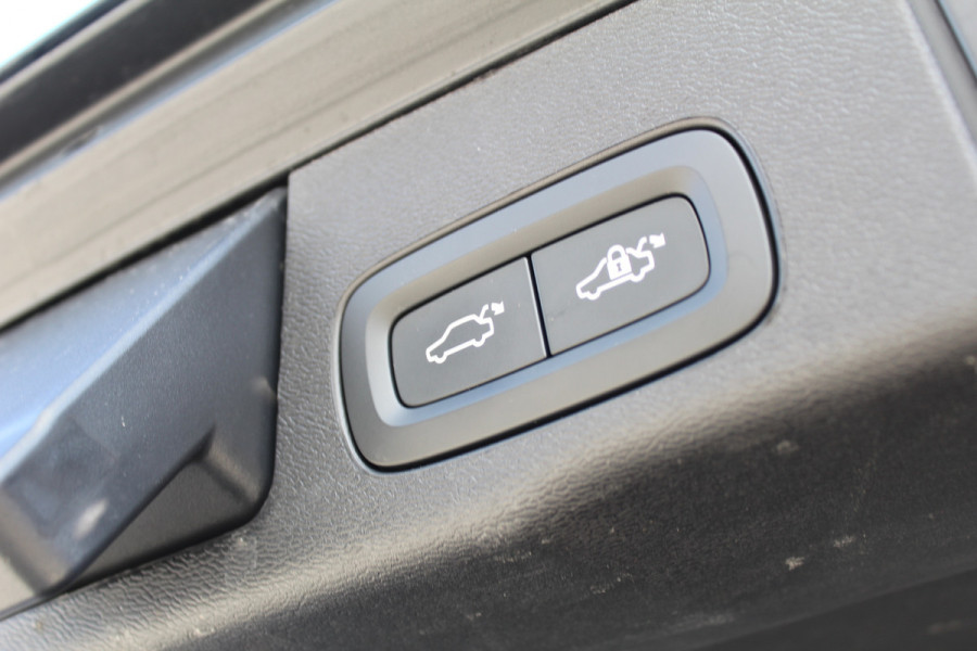 Volvo XC60 2.0 T8 Plug-in hybrid AWD Plus Dark | Facelift | Luchtvering | Massage | Bowers & Wilkins | Panoramadak