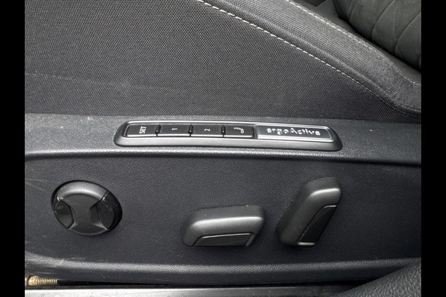 Volkswagen Golf 204PK E-HYBRIDE DSG STYLE ALCANTARA/NAVI/CARPLAY
