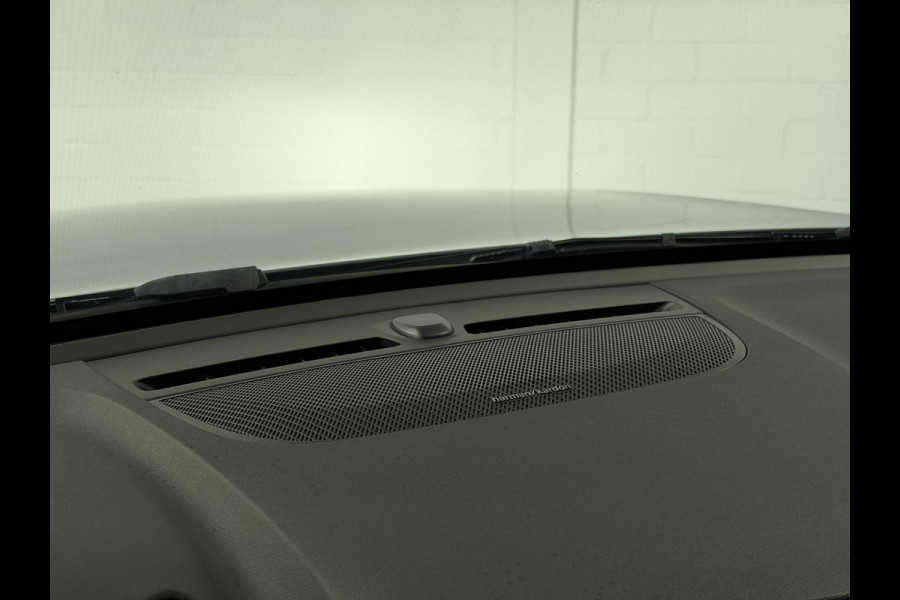 Volvo XC40 1.5 T4 Plug-in hybrid Plus Bright Adapt. cruise | Stuur-/Stoelverwarming | Harman/Kardon | Verwarmde voorruit | Achteruitrij camera | Bliss | Memory