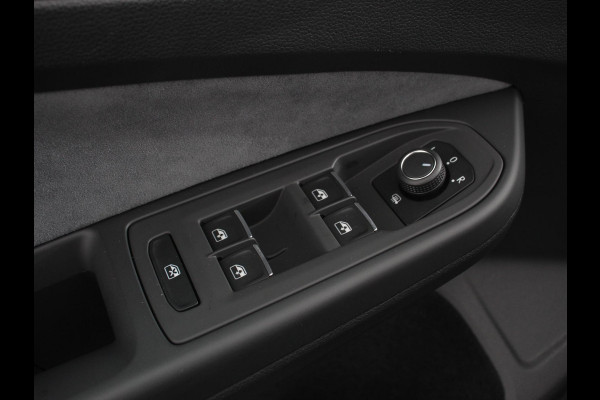 Volkswagen Golf 1.5 eTSI 150pk DSG R-Line Panorama dak Navigatie Apple Carplay/Android Auto Climate Control Camera Dab Extra Getint Glas Adaptieve Cruise Control Virtual Cockpit Lichtmetalen Velgen