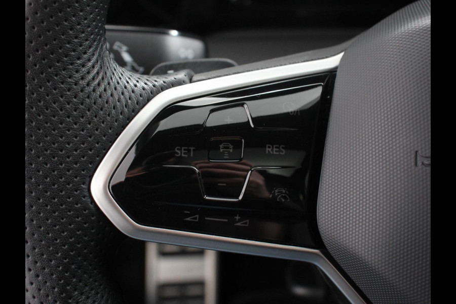 Volkswagen Golf 1.5 eTSI 150pk DSG R-Line Panorama dak Navigatie Apple Carplay/Android Auto Climate Control Camera Dab Extra Getint Glas Adaptieve Cruise Control Virtual Cockpit Lichtmetalen Velgen
