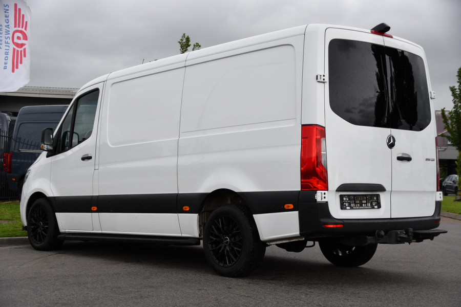 Mercedes-Benz Sprinter 319 V6 3.0 CDI L2H1 RWD AMG Edition Camera, Cruise, Carplay, LED, 10,5'' Mbux, 3500kg Trekhaak, Standkachel, Multimedia, Stoelverwarming, Automaat, Uniek!