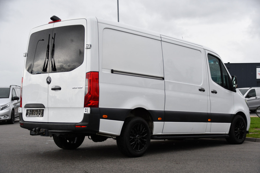 Mercedes-Benz Sprinter 319 V6 3.0 CDI L2H1 RWD AMG Edition Camera, Cruise, Carplay, LED, 10,5'' Mbux, 3500kg Trekhaak, Standkachel, Multimedia, Stoelverwarming, Automaat, Uniek!