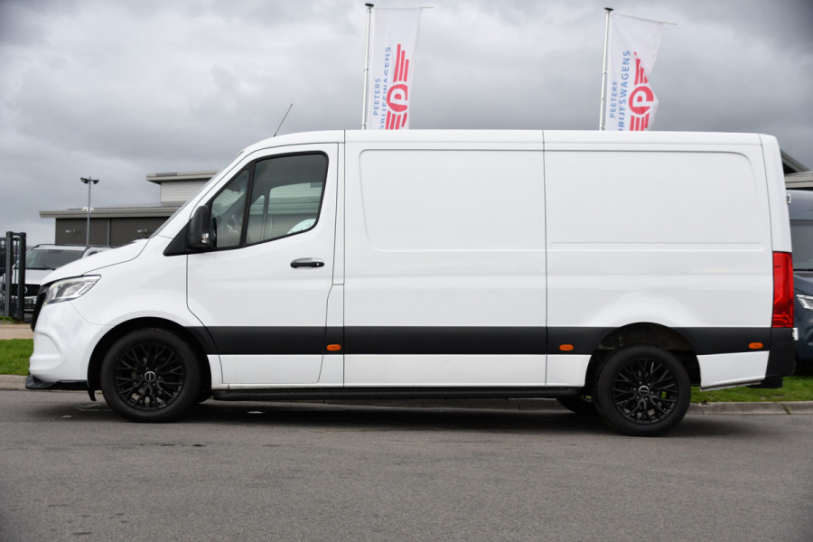 Mercedes-Benz Sprinter 319 V6 3.0 CDI L2H1 RWD AMG Edition Camera, Cruise, Carplay, LED, 10,5'' Mbux, 3500kg Trekhaak, Standkachel, Multimedia, Stoelverwarming, Automaat, Uniek!