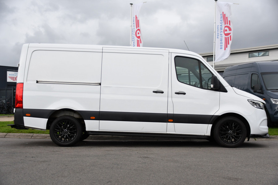 Mercedes-Benz Sprinter 319 V6 3.0 CDI L2H1 RWD AMG Edition Camera, Cruise, Carplay, LED, 10,5'' Mbux, 3500kg Trekhaak, Standkachel, Multimedia, Stoelverwarming, Automaat, Uniek!