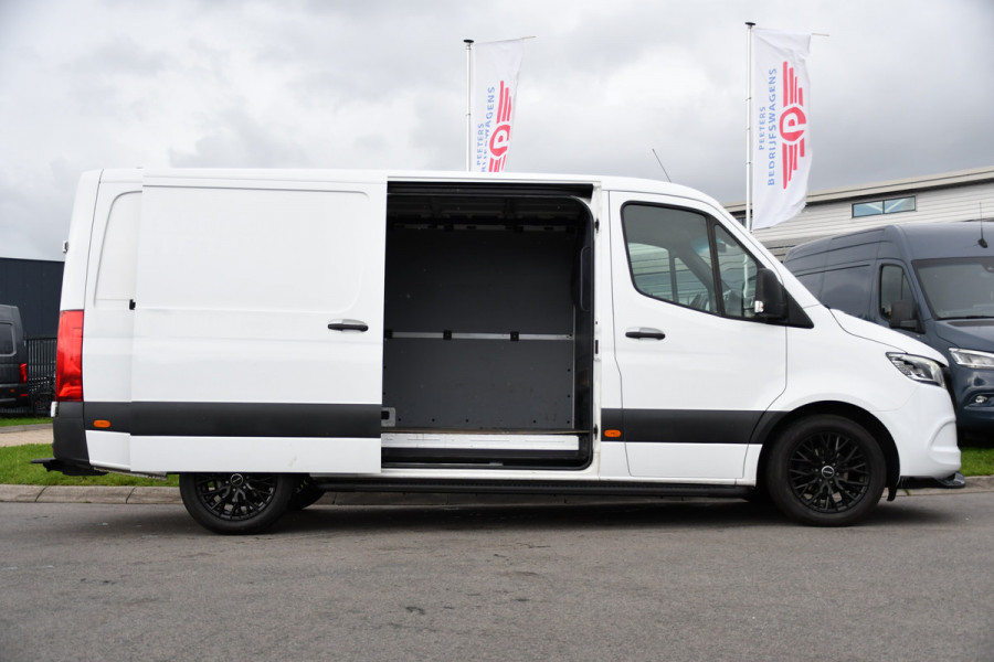 Mercedes-Benz Sprinter 319 V6 3.0 CDI L2H1 RWD AMG Edition Camera, Cruise, Carplay, LED, 10,5'' Mbux, 3500kg Trekhaak, Standkachel, Multimedia, Stoelverwarming, Automaat, Uniek!