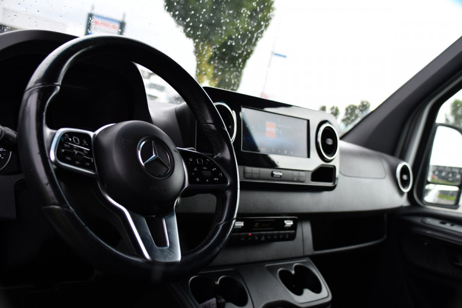 Mercedes-Benz Sprinter 319 V6 3.0 CDI L2H1 RWD AMG Edition Camera, Cruise, Carplay, LED, 10,5'' Mbux, 3500kg Trekhaak, Standkachel, Multimedia, Stoelverwarming, Automaat, Uniek!
