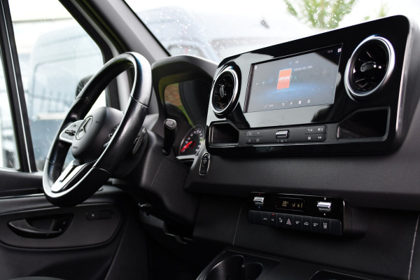 Mercedes-Benz Sprinter 319 V6 3.0 CDI L2H1 RWD AMG Edition Camera, Cruise, Carplay, LED, 10,5'' Mbux, 3500kg Trekhaak, Standkachel, Multimedia, Stoelverwarming, Automaat, Uniek!