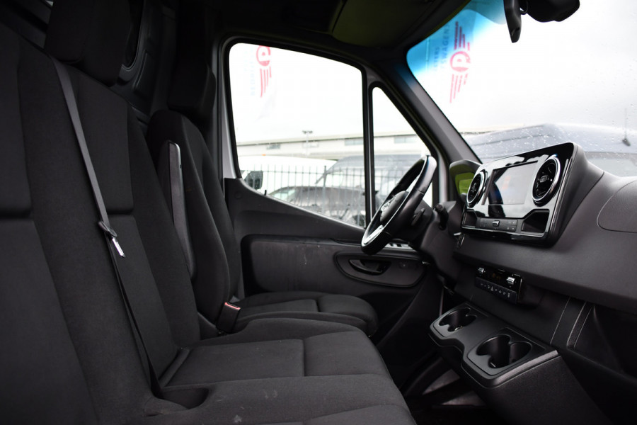 Mercedes-Benz Sprinter 319 V6 3.0 CDI L2H1 RWD AMG Edition Camera, Cruise, Carplay, LED, 10,5'' Mbux, 3500kg Trekhaak, Standkachel, Multimedia, Stoelverwarming, Automaat, Uniek!