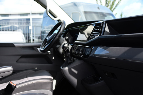 Volkswagen Transporter 2.0 TDI L2H1 32 DC Caravelle Virtual, Adaptieve Cruise, Carplay, LED, Leder, 2 x Electrische deur, Automaat, Clima, Stoelverwarming, Uniek! Bulli / Highline
