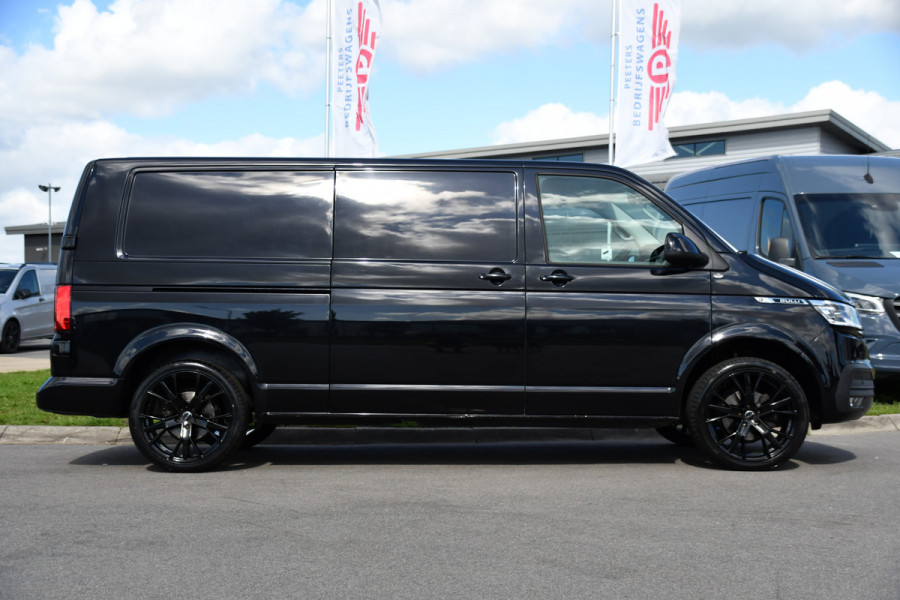 Volkswagen Transporter 2.0 TDI L2H1 30 Bulli Black Edition Virtual, Adaptieve Cruise, Camera, LED, Stoelverwarming, Trekhaak, Automaat, Multimedia, 150pk, Uniek!