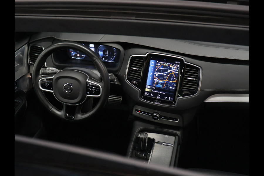 Volvo XC90 2.0 T8 Recharge AWD R-Design [SCHUIFKANTELDAK, TREKHAAK, APPLE CARPLAY, ANDROID, BOWERS & WILKINS, STOELVERWARMING, MEMORY, CRUISECONTROL, 360 CAMERA, PDC V+A, MASSAGE STOELEN, STUURVERWARMING, 7 PERSOONS, NIEUWSTAAT]