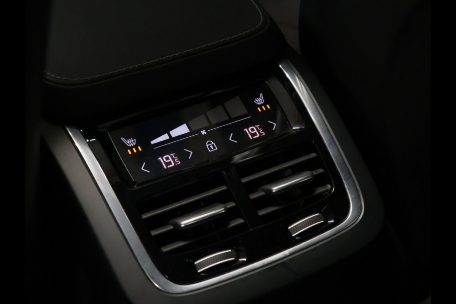 Volvo XC90 2.0 T8 Recharge AWD R-Design [SCHUIFKANTELDAK, TREKHAAK, APPLE CARPLAY, ANDROID, BOWERS & WILKINS, STOELVERWARMING, MEMORY, CRUISECONTROL, 360 CAMERA, PDC V+A, MASSAGE STOELEN, STUURVERWARMING, 7 PERSOONS, NIEUWSTAAT]