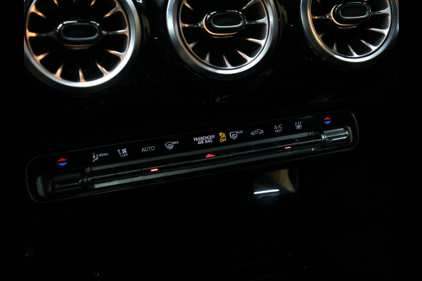 Mercedes-Benz CLA-Klasse 250 e AMG Line [APPLE CARPLAY, ANDROID, TREKHAAK, STOELVERWARMING, CRUISE CONTROL, PDC V+A, ACHTERUITRIJ CAMERA, AMG STYLING, NAVIGATIE, CLIMATE CONTROL, NIEUWSTAAT]