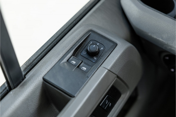 Volkswagen Crafter 35 2.0 TDI 177 PK L3H3 | Bi-Xenon | CarPlay | Camera | Navigatie | Cruise control | DAB | Betimmering | PDC | Dealer onderhouden | Nieuwe APK | Euro 6