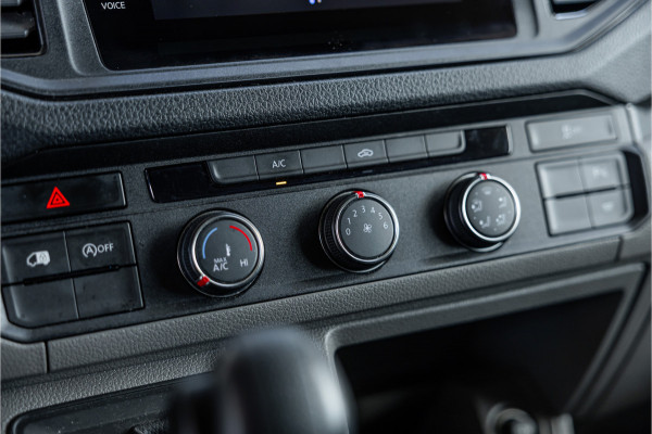 Volkswagen Crafter 35 2.0 TDI 177 PK L3H3 | Bi-Xenon | CarPlay | Camera | Navigatie | Cruise control | DAB | Betimmering | PDC | Dealer onderhouden | Nieuwe APK | Euro 6
