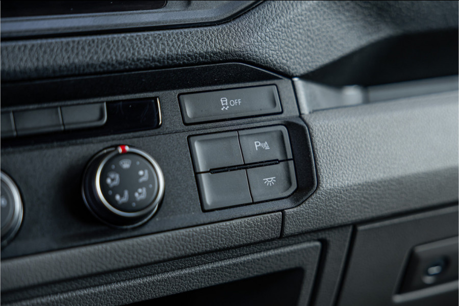 Volkswagen Crafter 35 2.0 TDI 177 PK L3H3 | Bi-Xenon | CarPlay | Camera | Navigatie | Cruise control | DAB | Betimmering | PDC | Dealer onderhouden | Nieuwe APK | Euro 6