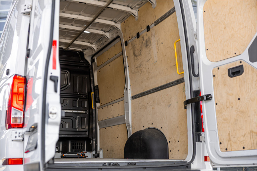Volkswagen Crafter 35 2.0 TDI 177 PK L3H3 | Bi-Xenon | CarPlay | Camera | Navigatie | Cruise control | DAB | Betimmering | PDC | Dealer onderhouden | Nieuwe APK | Euro 6