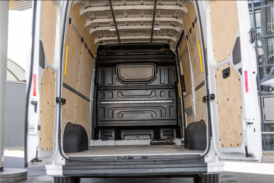 Volkswagen Crafter 35 2.0 TDI 177 PK L3H3 | Bi-Xenon | CarPlay | Camera | Navigatie | Cruise control | DAB | Betimmering | PDC | Dealer onderhouden | Nieuwe APK | Euro 6