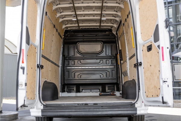 Volkswagen Crafter 35 2.0 TDI 177 PK L3H3 | Bi-Xenon | CarPlay | Camera | Navigatie | Cruise control | DAB | Betimmering | PDC | Dealer onderhouden | Nieuwe APK | Euro 6