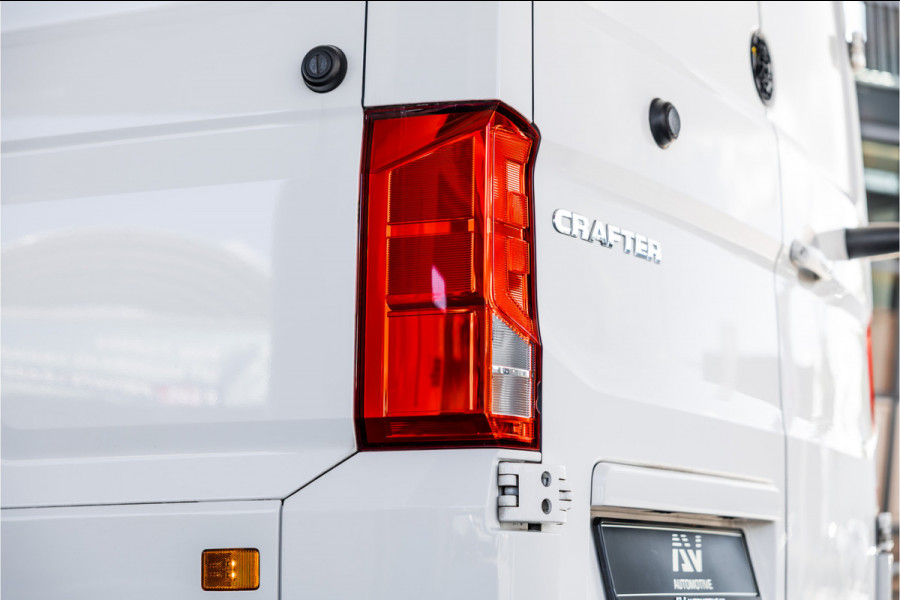 Volkswagen Crafter 35 2.0 TDI 177 PK L3H3 | Bi-Xenon | CarPlay | Camera | Navigatie | Cruise control | DAB | Betimmering | PDC | Dealer onderhouden | Nieuwe APK | Euro 6