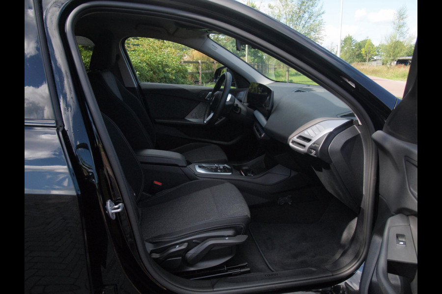 BMW 1-serie 120 M Sport Design Edition | M-Pakket | Camera | Apple Carplay | Sfeerverlichting | NL-Auto |