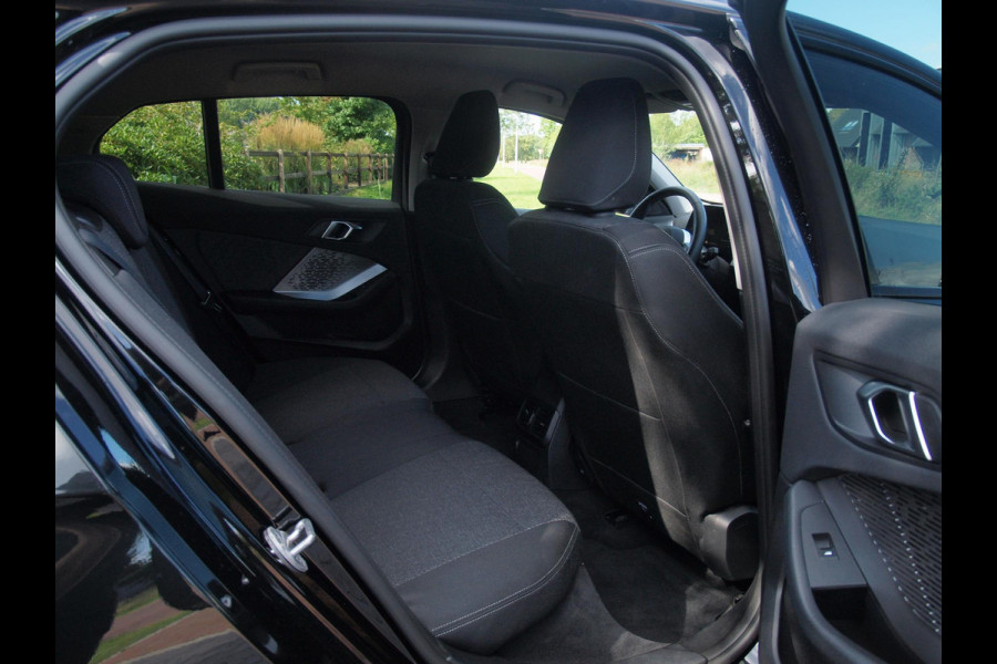 BMW 1-serie 120 M Sport Design Edition | M-Pakket | Camera | Apple Carplay | Sfeerverlichting | NL-Auto |