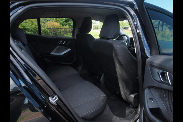 BMW 1-serie 120 M Sport Design Edition | M-Pakket | Camera | Apple Carplay | Sfeerverlichting | NL-Auto |