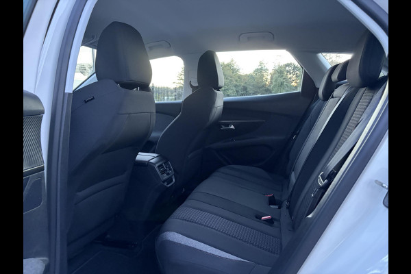 Peugeot 3008 1.2 PureTech Active ✓D-riem vv in 2023✓360° Camera✓Carplay✓Navi✓131pk✓Clima✓Cruise✓Trekhaak✓Dealer Onderhouden✓Bj 11-2019✓Lm velgen✓6 Bak✓Pdc✓N.A.P✓Apk tot 06-2027