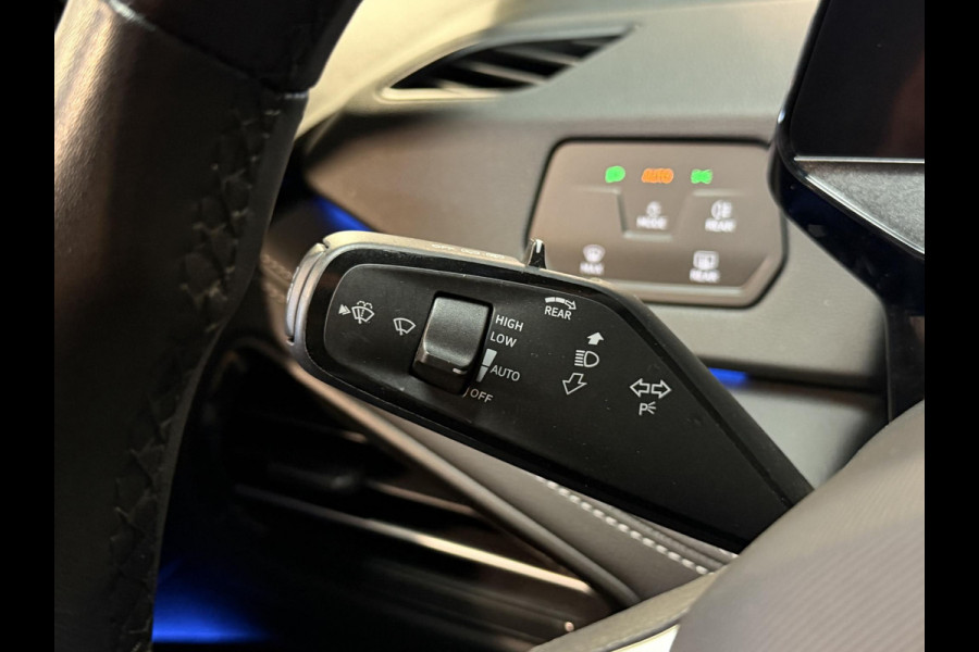 Volkswagen ID.3 Pure 52 kWh 18"/Adaptieve Cruise/Apple Carplay & Android Auto/DAB/Navigatie/Sfeerverlichting/Camera/Stuur + stoelverwarming