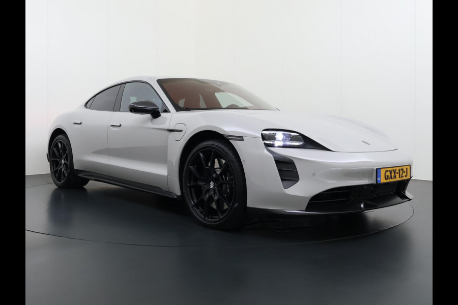 Porsche Taycan Turbo 93 kWh SOH 91% | SPORT CHRONO | HEAD-UP | CARBON PAKKET | ALCANTARA STOELEN + HEMEL | DUAL SCHERM | PSCB KERAMISCH GECOATE REMMEN | BURMESTER PREMIUM AUDIO | STOELVERWARMING + STUURWIELVERWARMING | STOELVENTILATIE | MEMORY SEATS | PORSCHE DEALER ONDERHOUDEN | 360° CAMERA | VERKEERT IN NIEUWSTAAT | ALL-IN PRIJS | 12 MAANDEN BOVAG GARANTIE