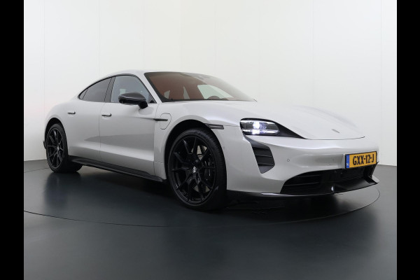Porsche Taycan Turbo 93 kWh SOH 91% | SPORT CHRONO | HEAD-UP | CARBON PAKKET | ALCANTARA STOELEN + HEMEL | DUAL SCHERM | PSCB KERAMISCH GECOATE REMMEN | BURMESTER PREMIUM AUDIO | STOELVERWARMING + STUURWIELVERWARMING | STOELVENTILATIE | MEMORY SEATS | PORSCHE DEALER ONDERHOUDEN | 360° CAMERA | VERKEERT IN NIEUWSTAAT | ALL-IN PRIJS | 12 MAANDEN BOVAG GARANTIE