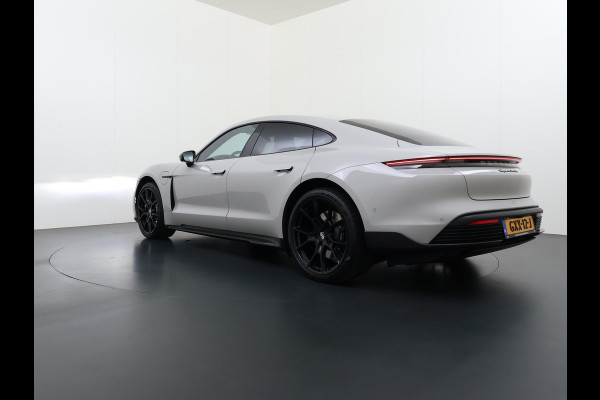 Porsche Taycan Turbo 93 kWh SOH 91% | SPORT CHRONO | HEAD-UP | CARBON PAKKET | ALCANTARA STOELEN + HEMEL | DUAL SCHERM | PSCB KERAMISCH GECOATE REMMEN | BURMESTER PREMIUM AUDIO | STOELVERWARMING + STUURWIELVERWARMING | STOELVENTILATIE | MEMORY SEATS | PORSCHE DEALER ONDERHOUDEN | 360° CAMERA | VERKEERT IN NIEUWSTAAT | ALL-IN PRIJS | 12 MAANDEN BOVAG GARANTIE
