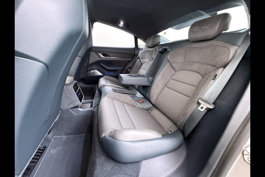 Porsche Taycan Turbo 93 kWh SOH 91% | SPORT CHRONO | HEAD-UP | CARBON PAKKET | ALCANTARA STOELEN + HEMEL | DUAL SCHERM | PSCB KERAMISCH GECOATE REMMEN | BURMESTER PREMIUM AUDIO | STOELVERWARMING + STUURWIELVERWARMING | STOELVENTILATIE | MEMORY SEATS | PORSCHE DEALER ONDERHOUDEN | 360° CAMERA | VERKEERT IN NIEUWSTAAT | ALL-IN PRIJS | 12 MAANDEN BOVAG GARANTIE