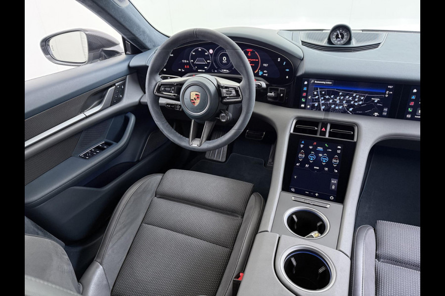 Porsche Taycan Turbo 93 kWh SOH 91% | SPORT CHRONO | HEAD-UP | CARBON PAKKET | ALCANTARA STOELEN + HEMEL | DUAL SCHERM | PSCB KERAMISCH GECOATE REMMEN | BURMESTER PREMIUM AUDIO | STOELVERWARMING + STUURWIELVERWARMING | STOELVENTILATIE | MEMORY SEATS | PORSCHE DEALER ONDERHOUDEN | 360° CAMERA | VERKEERT IN NIEUWSTAAT | ALL-IN PRIJS | 12 MAANDEN BOVAG GARANTIE