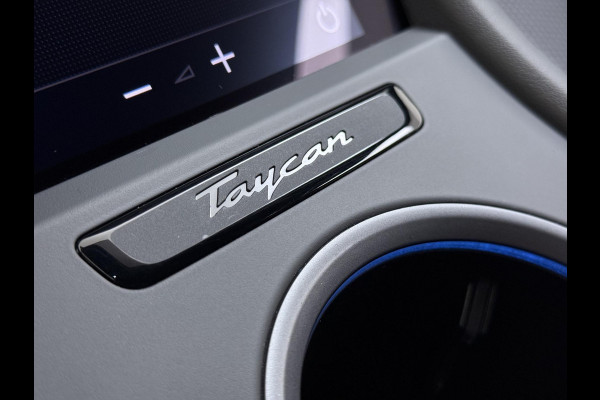 Porsche Taycan Turbo 93 kWh SOH 91% | SPORT CHRONO | HEAD-UP | CARBON PAKKET | ALCANTARA STOELEN + HEMEL | DUAL SCHERM | PSCB KERAMISCH GECOATE REMMEN | BURMESTER PREMIUM AUDIO | STOELVERWARMING + STUURWIELVERWARMING | STOELVENTILATIE | MEMORY SEATS | PORSCHE DEALER ONDERHOUDEN | 360° CAMERA | VERKEERT IN NIEUWSTAAT | ALL-IN PRIJS | 12 MAANDEN BOVAG GARANTIE