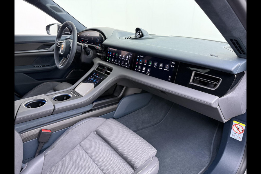 Porsche Taycan Turbo 93 kWh SOH 91% | SPORT CHRONO | HEAD-UP | CARBON PAKKET | ALCANTARA STOELEN + HEMEL | DUAL SCHERM | PSCB KERAMISCH GECOATE REMMEN | BURMESTER PREMIUM AUDIO | STOELVERWARMING + STUURWIELVERWARMING | STOELVENTILATIE | MEMORY SEATS | PORSCHE DEALER ONDERHOUDEN | 360° CAMERA | VERKEERT IN NIEUWSTAAT | ALL-IN PRIJS | 12 MAANDEN BOVAG GARANTIE
