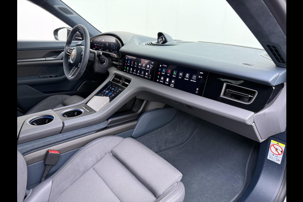 Porsche Taycan Turbo 93 kWh SOH 91% | SPORT CHRONO | HEAD-UP | CARBON PAKKET | ALCANTARA STOELEN + HEMEL | DUAL SCHERM | PSCB KERAMISCH GECOATE REMMEN | BURMESTER PREMIUM AUDIO | STOELVERWARMING + STUURWIELVERWARMING | STOELVENTILATIE | MEMORY SEATS | PORSCHE DEALER ONDERHOUDEN | 360° CAMERA | VERKEERT IN NIEUWSTAAT | ALL-IN PRIJS | 12 MAANDEN BOVAG GARANTIE