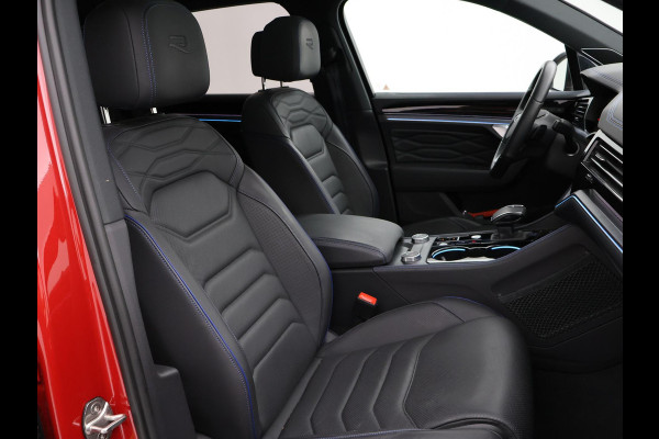 Volkswagen Touareg R 3.0 TSi V6 eHybrid 4MOTION R 462 PK *CHILI RED* + PANORAMA | STOELVENTILATIE | LUCHTVERING | DYNAUDIO | HEAD-UP DISPLAY